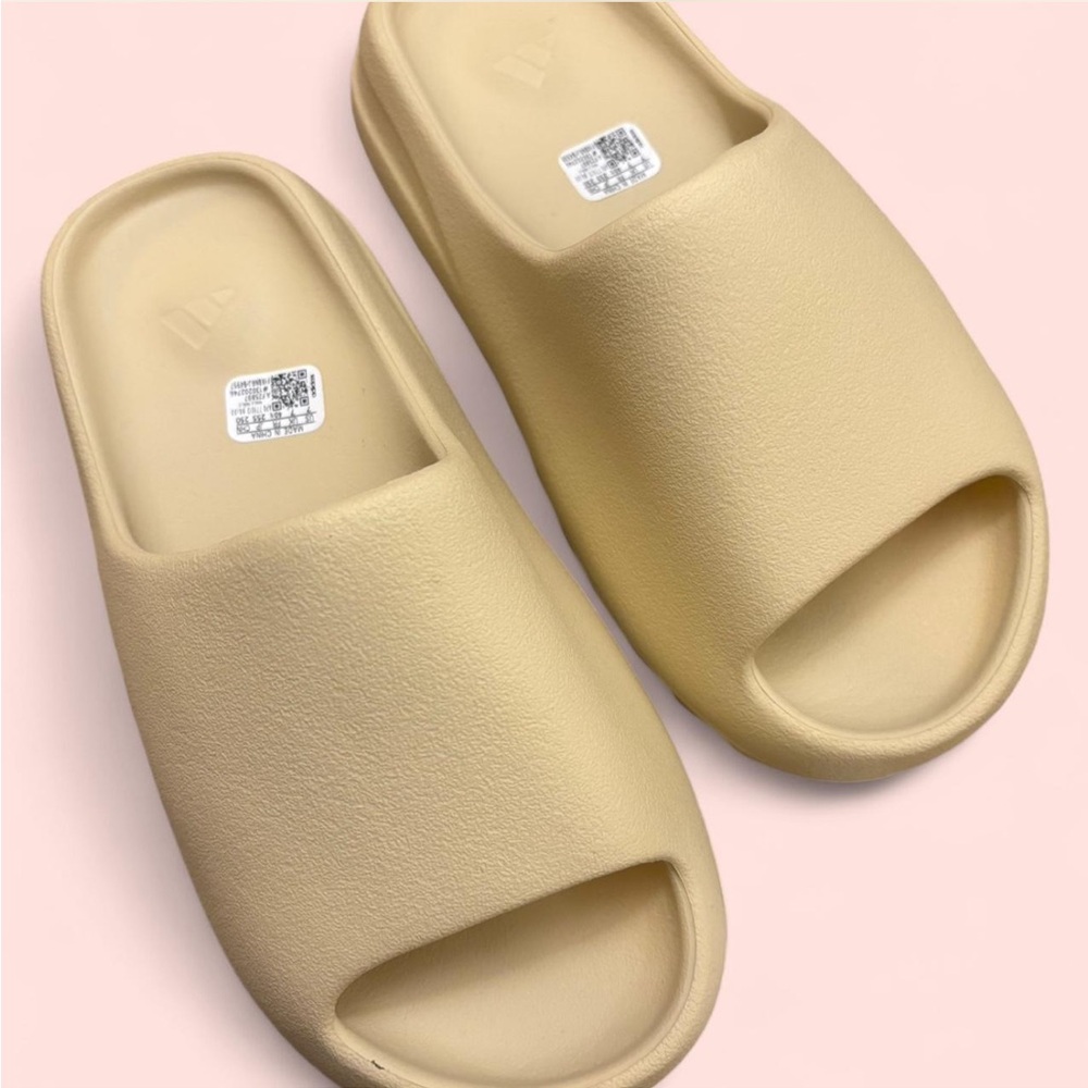 Yeezy Slides in Bone